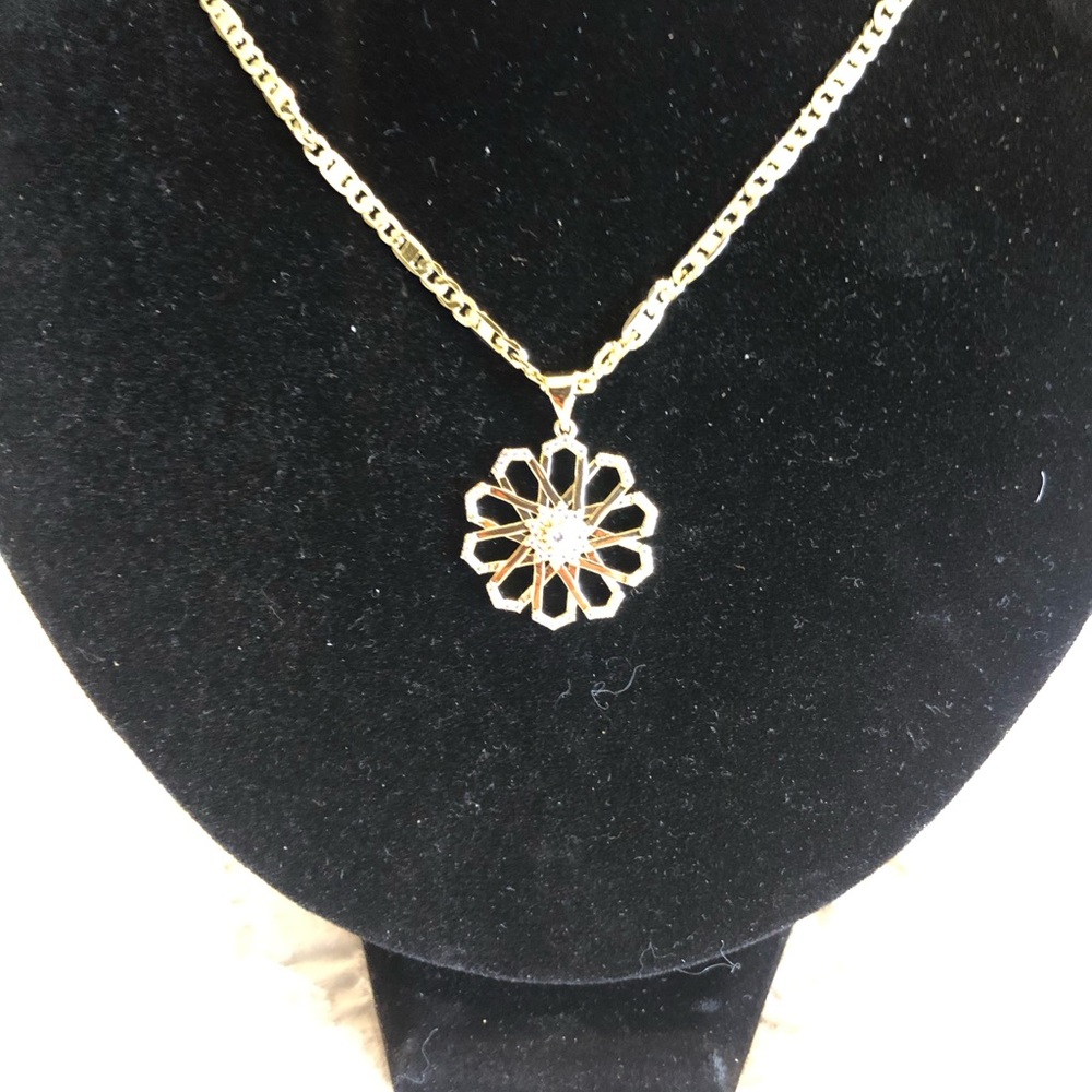 Gold Floral Pendant Necklace